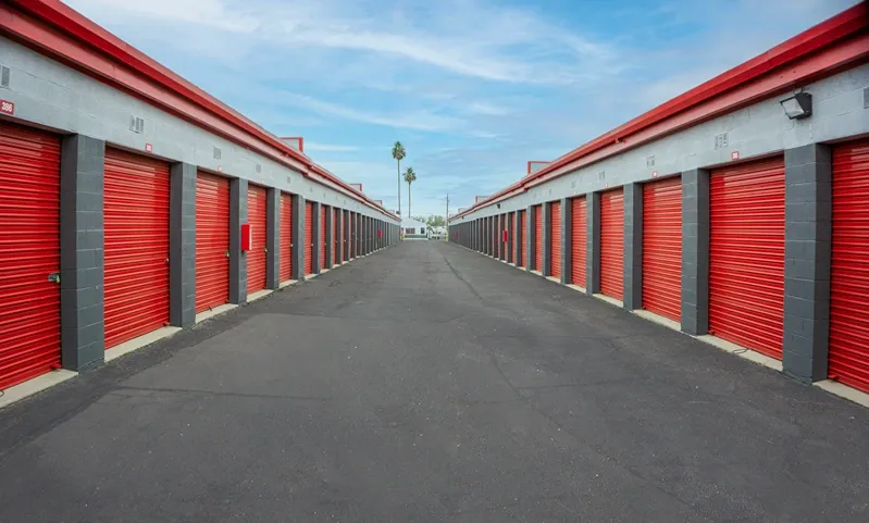 Wide drive aisle between rows of storage units for easy vehicle access